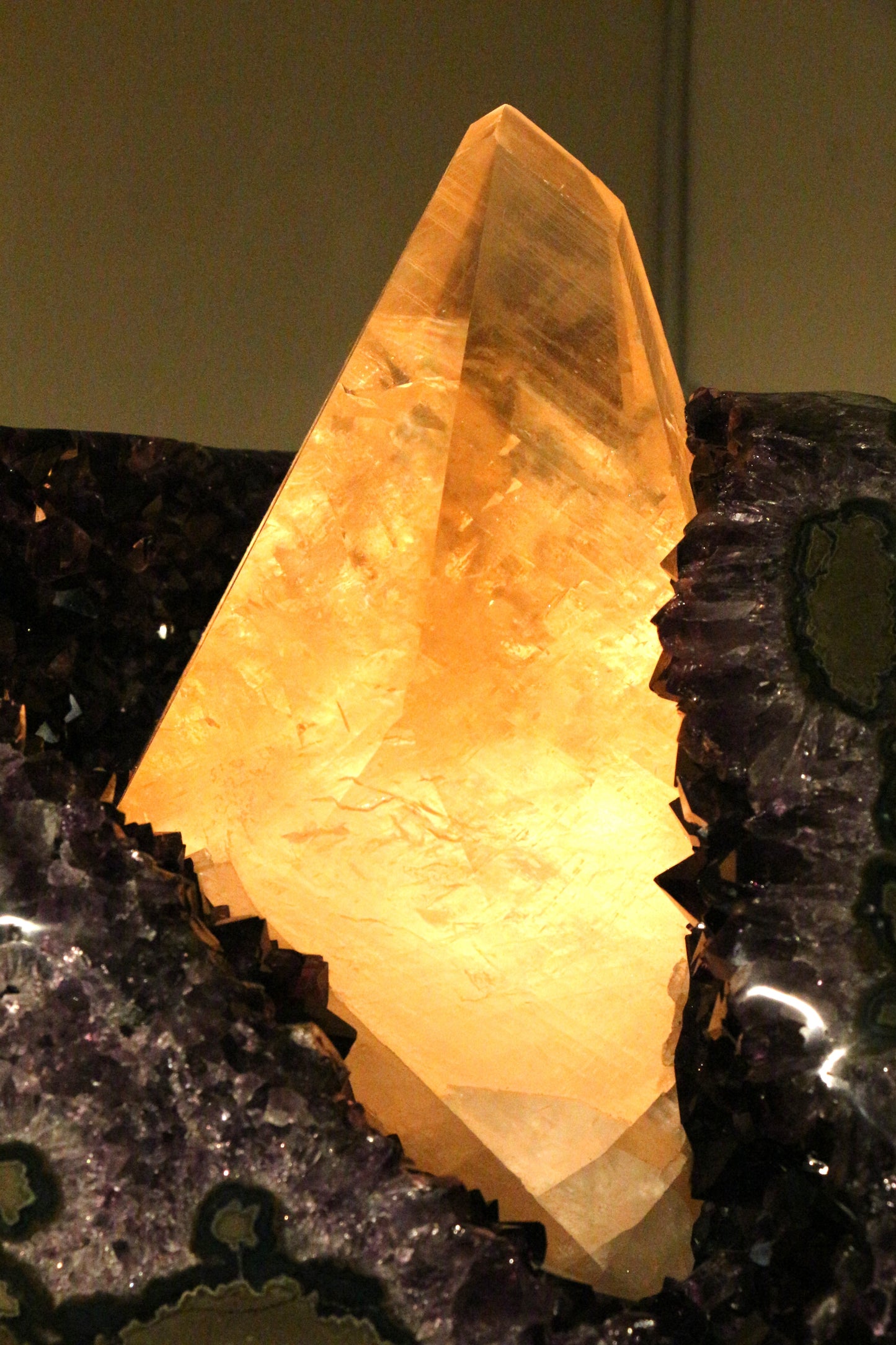 Amethyst Geode Lampe mit Calcite | Brasilien